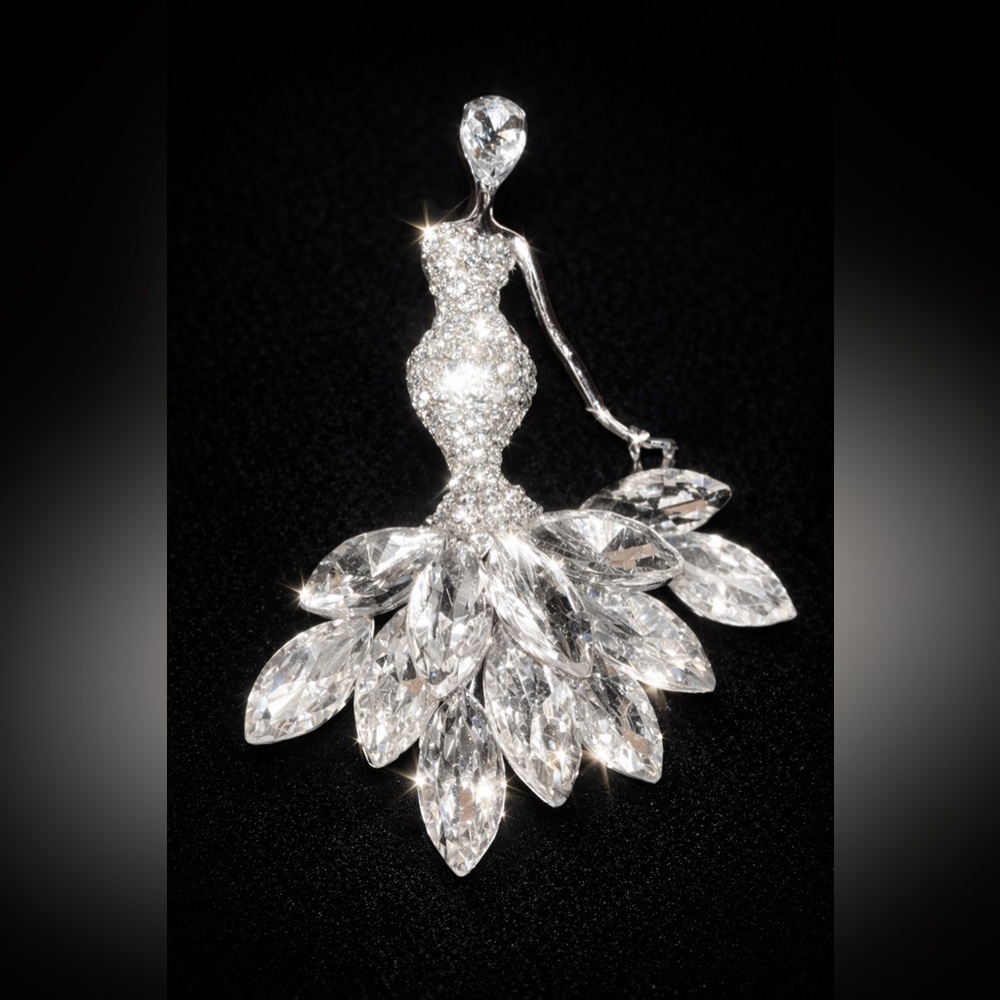 Elegant Silver Crystal Brooch - Picture 4 of 4